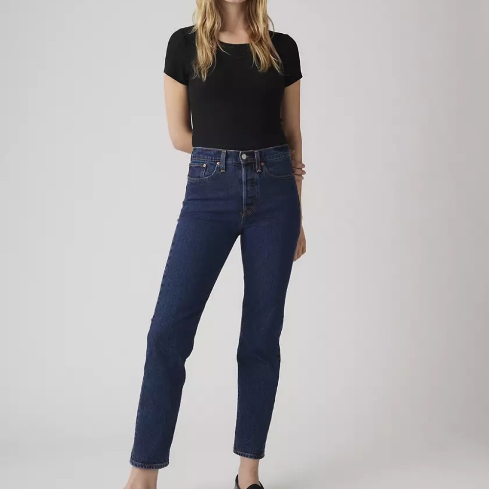 Levis “wedgie” Blue Jeans 32W x 26L